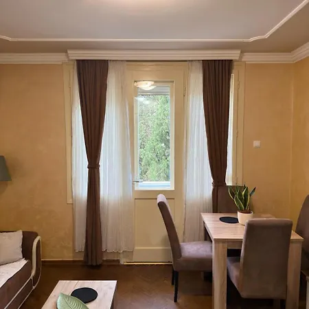 The Quiet Corner, 公寓